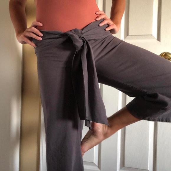 Second (Yoga Jeans) 3/4 Length Low-Rise Linen Pants - Picture 3 of 4